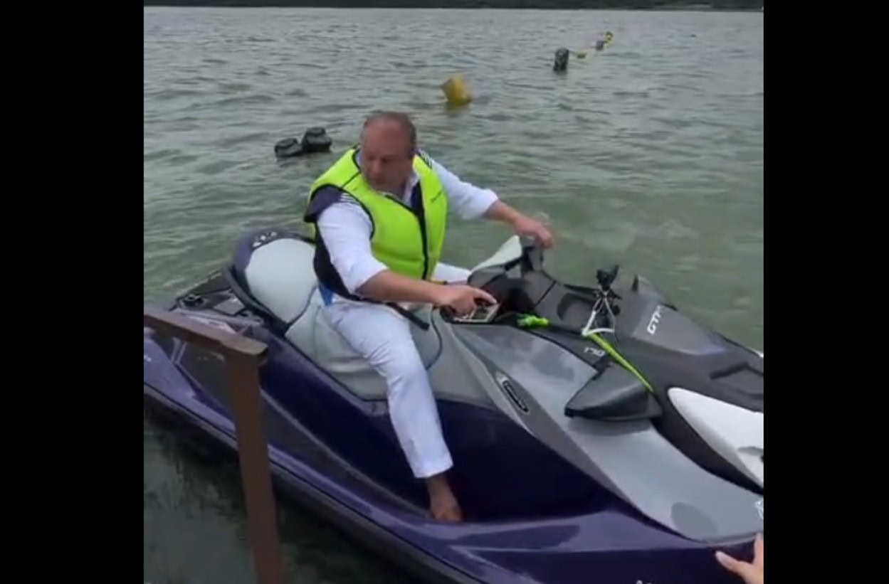 Chef Jacquin radicaliza e pilota jet-ski na Represa Billings