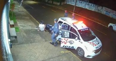 Jovem bate moto em viatura da PM e é detido por embriaguez no interior