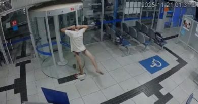 Ladrão atrapalhado invade banco, fica entalado em porta giratória e acaba preso