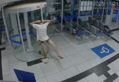 Ladrão atrapalhado invade banco, fica entalado em porta giratória e acaba preso