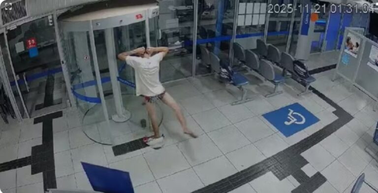 Ladrão atrapalhado invade banco, fica entalado em porta giratória e acaba preso