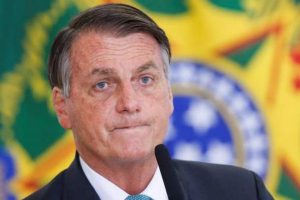 Moraes: ‘alta possibilidade de tentativa de fuga’ autoriza preventiva de Bolsonaro