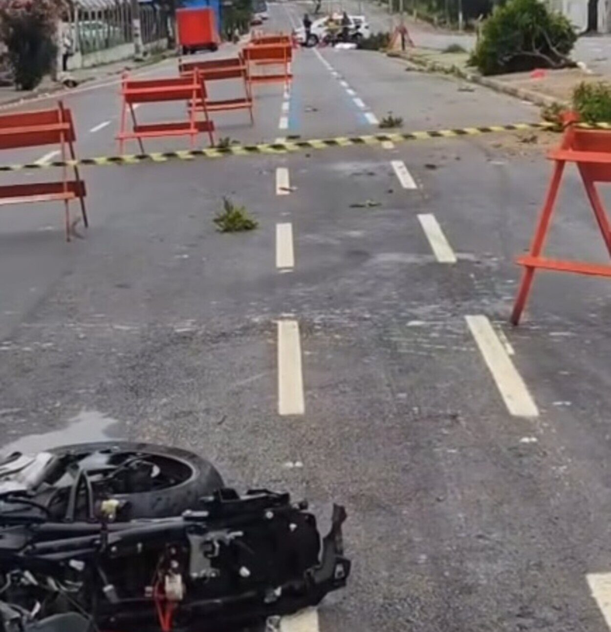 Testemunhas relataram que jovem estava sentada na calçada quando foi atingida pela moto, que era ocupada por dois homens, de 22 e 26 anos