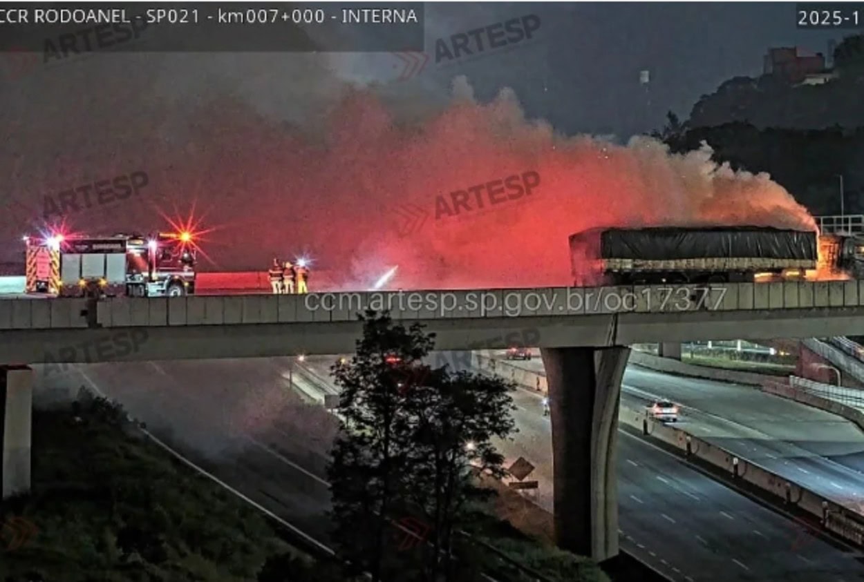 Vítima de 26 anos caiu na pista ao acessar a rodovia e foi atingida por caminhão carregado com adubo