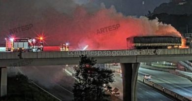Motociclista morre em colisão e caminhão pega fogo no Rodoanel