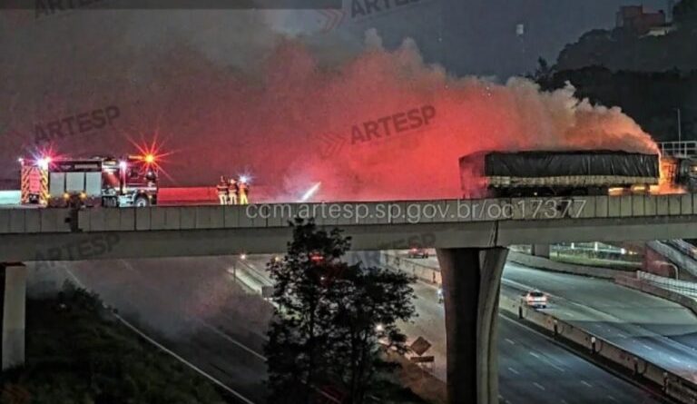 Motociclista morre em colisão e caminhão pega fogo no Rodoanel