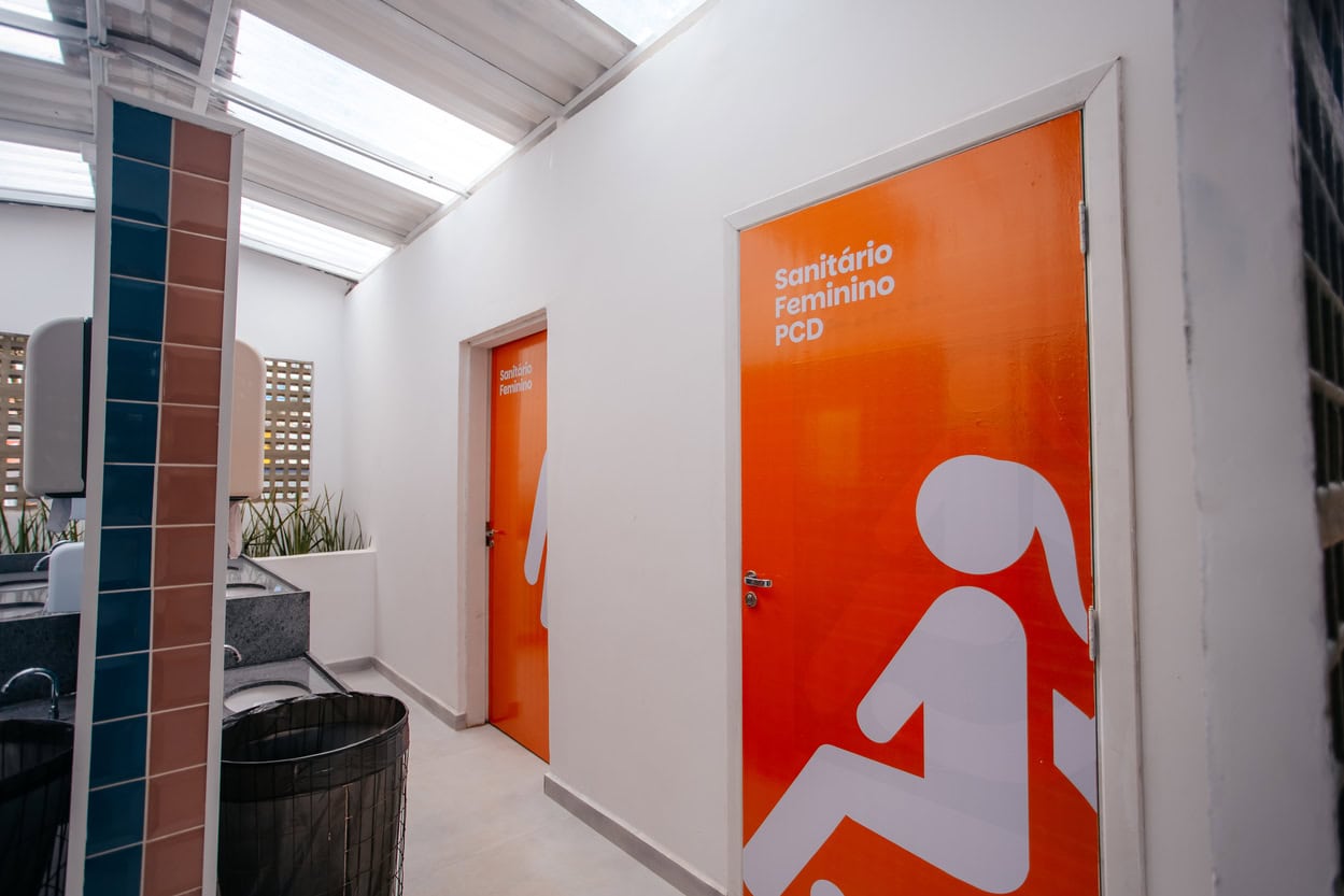 banheiro feminino com 5 cabines individuais