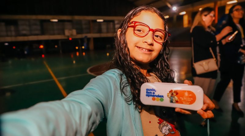Programa Ouvir, Ler e Aprender entrega mais 477 óculos para estudantes de São Bernardo