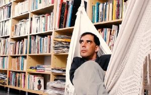 Tiny Desk Brasil recebe Arnaldo Antunes que traz novidades e clássicos