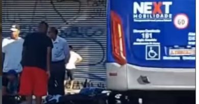 Acidente entre moto e ônibus deixa dois jovens feridos no centro de Diadema