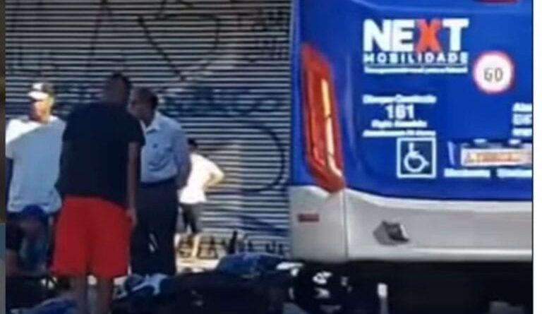 Acidente entre moto e ônibus deixa dois jovens feridos no centro de Diadema