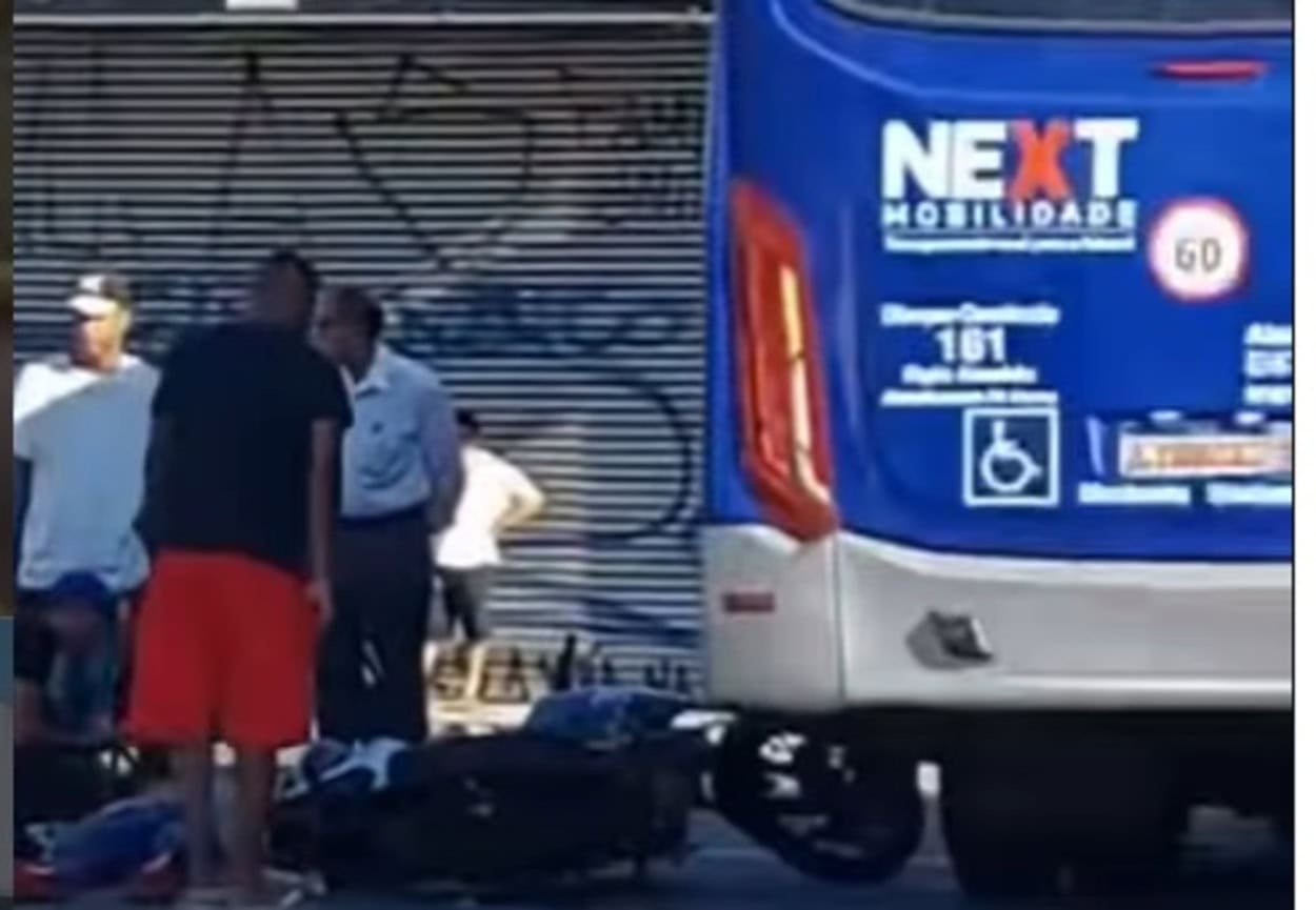 Acidente entre moto e ônibus deixa dois jovens feridos no centro de Diadema
