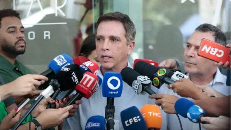 Bolsonaro deve ter alta nesta quinta e retornar à cela na PF