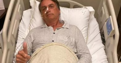 Bolsonaro passa por novo procedimento de urgência para conter soluços; filho relata tensão