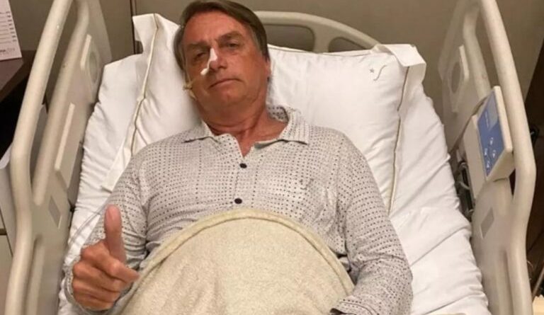 Bolsonaro passa por novo procedimento de urgência para conter soluços; filho relata tensão