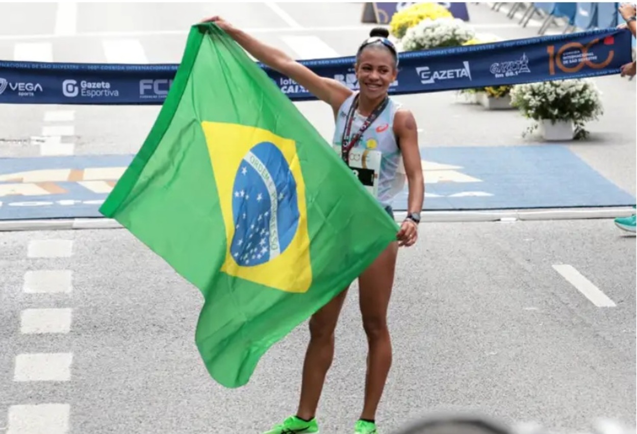Atleta brasileira Núbia de Oliveira, terceiro lugar da categoria feminina da 100ª Corrida Internacional de São Silvestre. Foto: Paulo Pinto/Agência Brasil