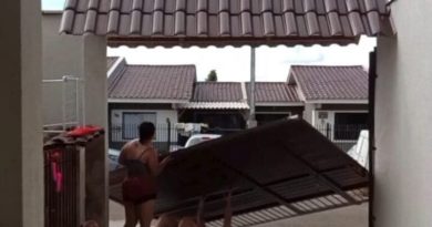 Brincadeira de verão “dá ruim” e vídeo viraliza após queda em portão