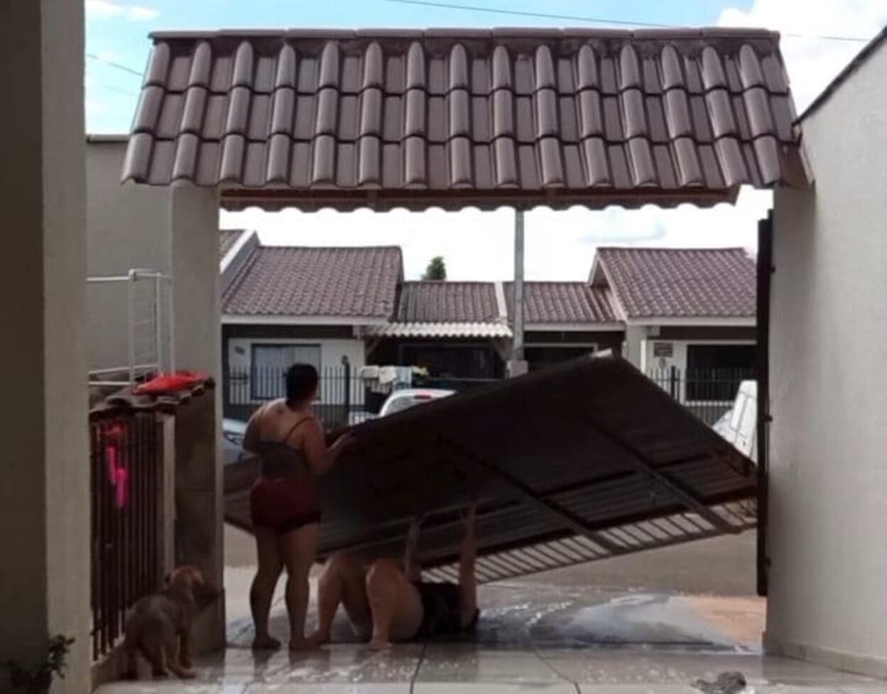 Brincadeira de verão "dá ruim" e vídeo viraliza após queda em portão