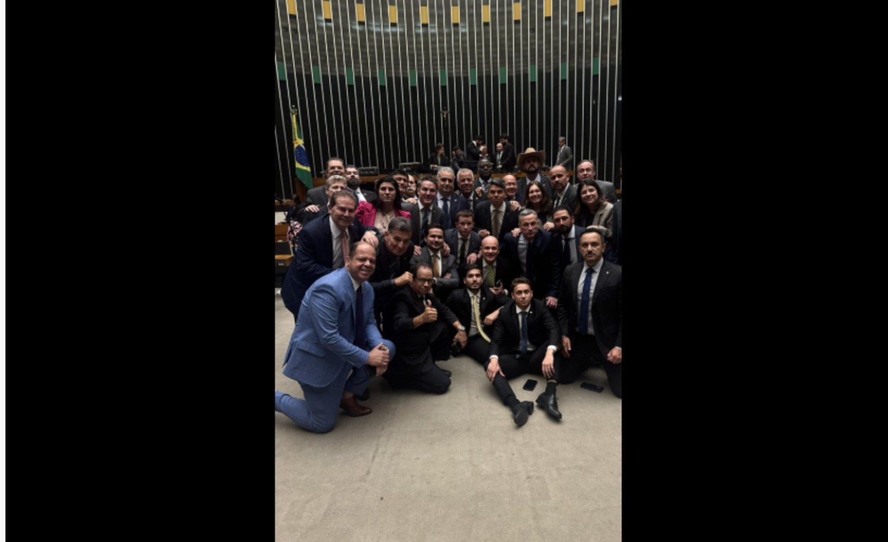 Nikolas Ferreira publicou foto com deputados da oposição após aprovação do PL da DosimetriaReprodução / X