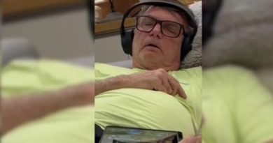 Carlos Bolsonaro publica vídeo do pai soluçando na prisão e alerta para risco de vida