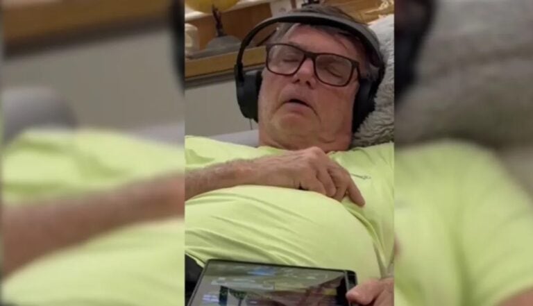 Carlos Bolsonaro publica vídeo do pai soluçando na prisão e alerta para risco de vida