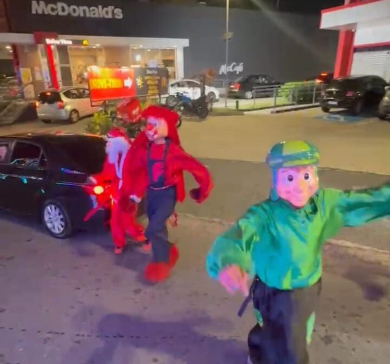 Atrações com Palhacinho Fofura, Naruto e Mickey aproveitam a movimentação das atividades antes do Natal para percorrer ruas da cidade