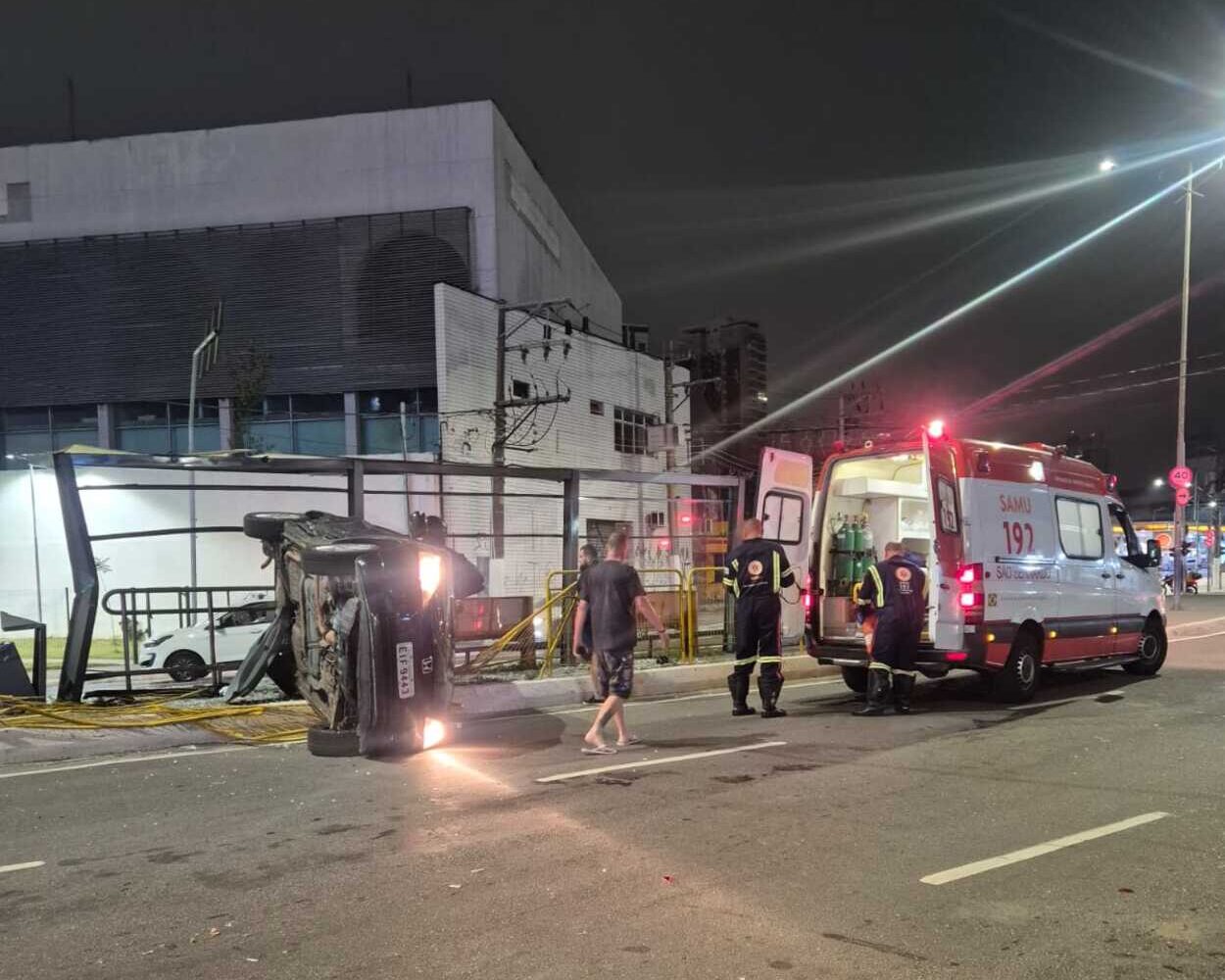 acidente de trânsito mobilizou equipes de resgate na noite deste domingo,