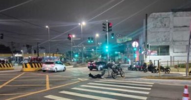 Carro capota em cruzamento de avenidas em São Bernardo