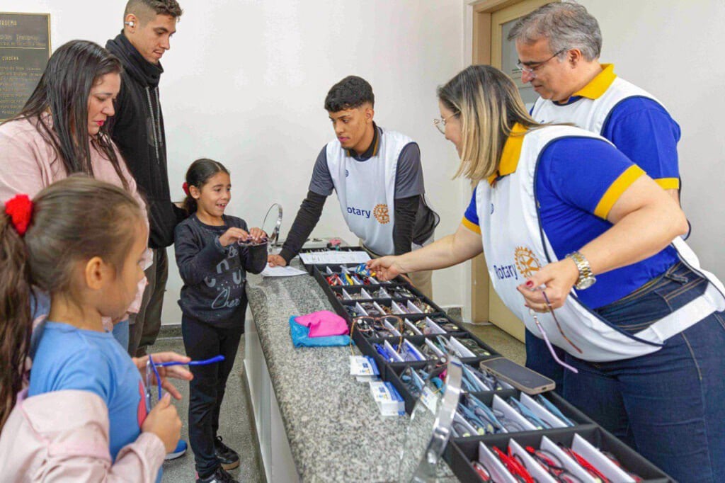 Diadema conclui entrega gratuita de 184 óculos para estudantes da rede municipal