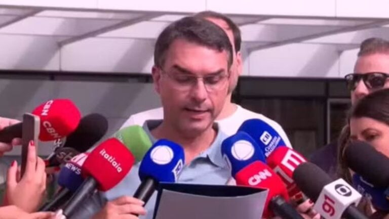 Em carta, Bolsonaro confirma pré-candidatura do filho Flávio à Presidência da República em 2026