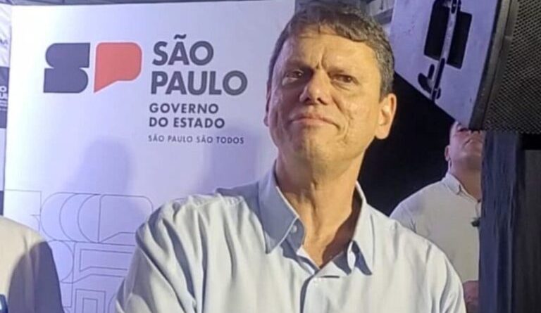 Em Diadema, moradores gritam para Tarcísio: “Presidente”