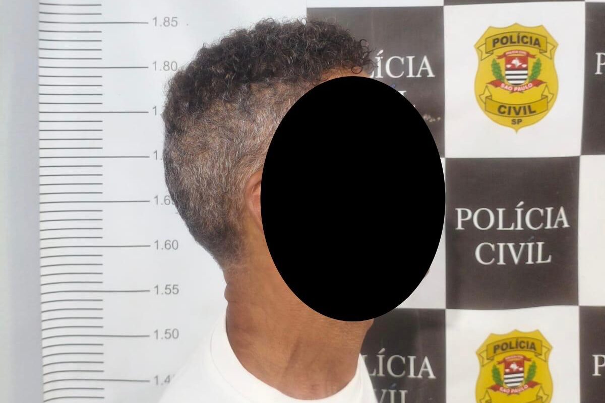 Indivíduo foi localizado em ônibus após tentativa de uso de cartão furtado em loja de conveniência; itens haviam sido subtraídos dias antes  