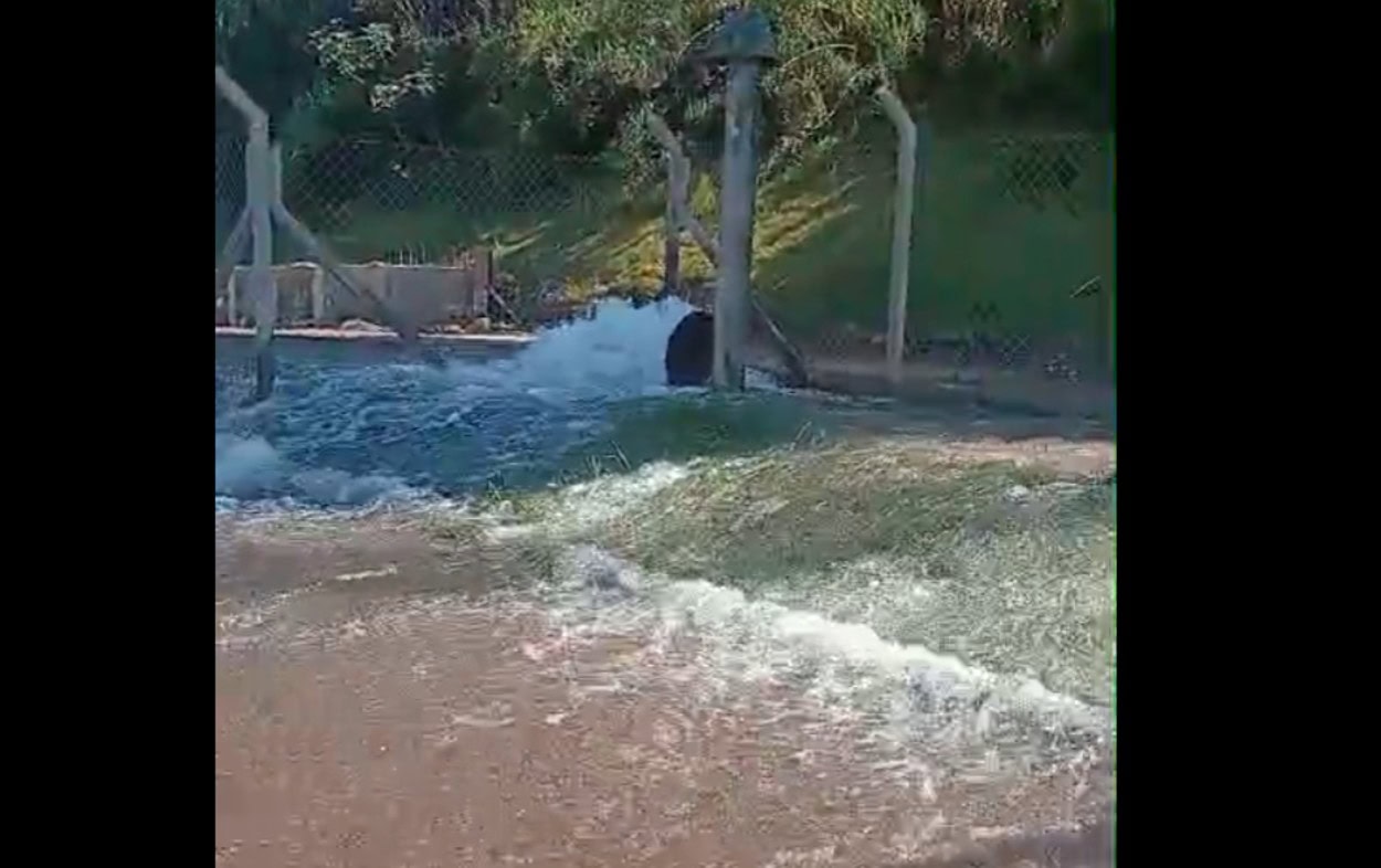 Em São Bernardo, vazamento de água mobiliza equipes da Sabesp no Jardim Silvina