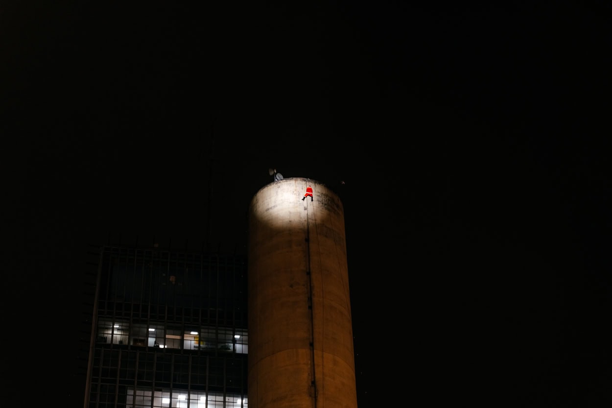 Um Papai Noel que chegou de rapel, neve e a emoção do Natal que contagiou todos os presentes: