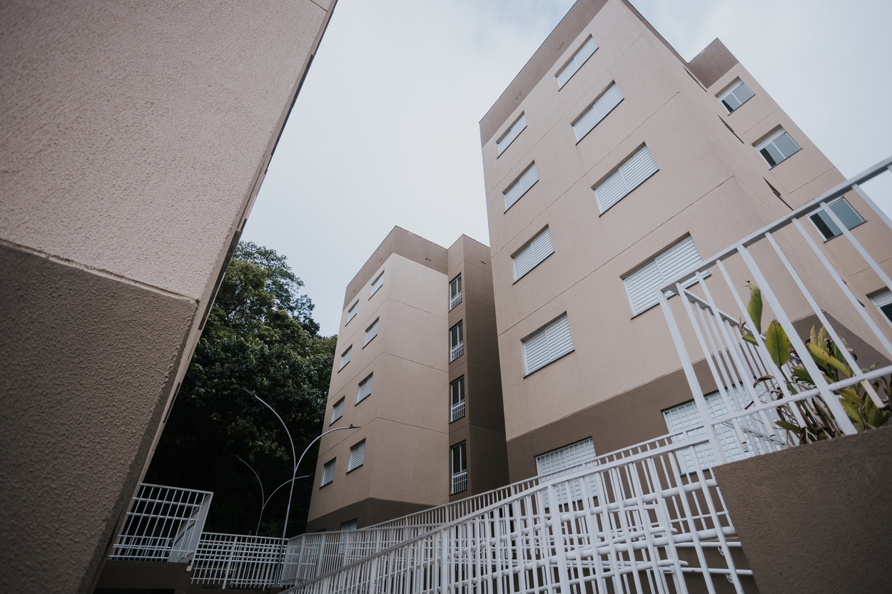 Cada apartamento tem 47 m², distribuídos em dois dormitórios, sala, cozinha, banheiro e área de serviço