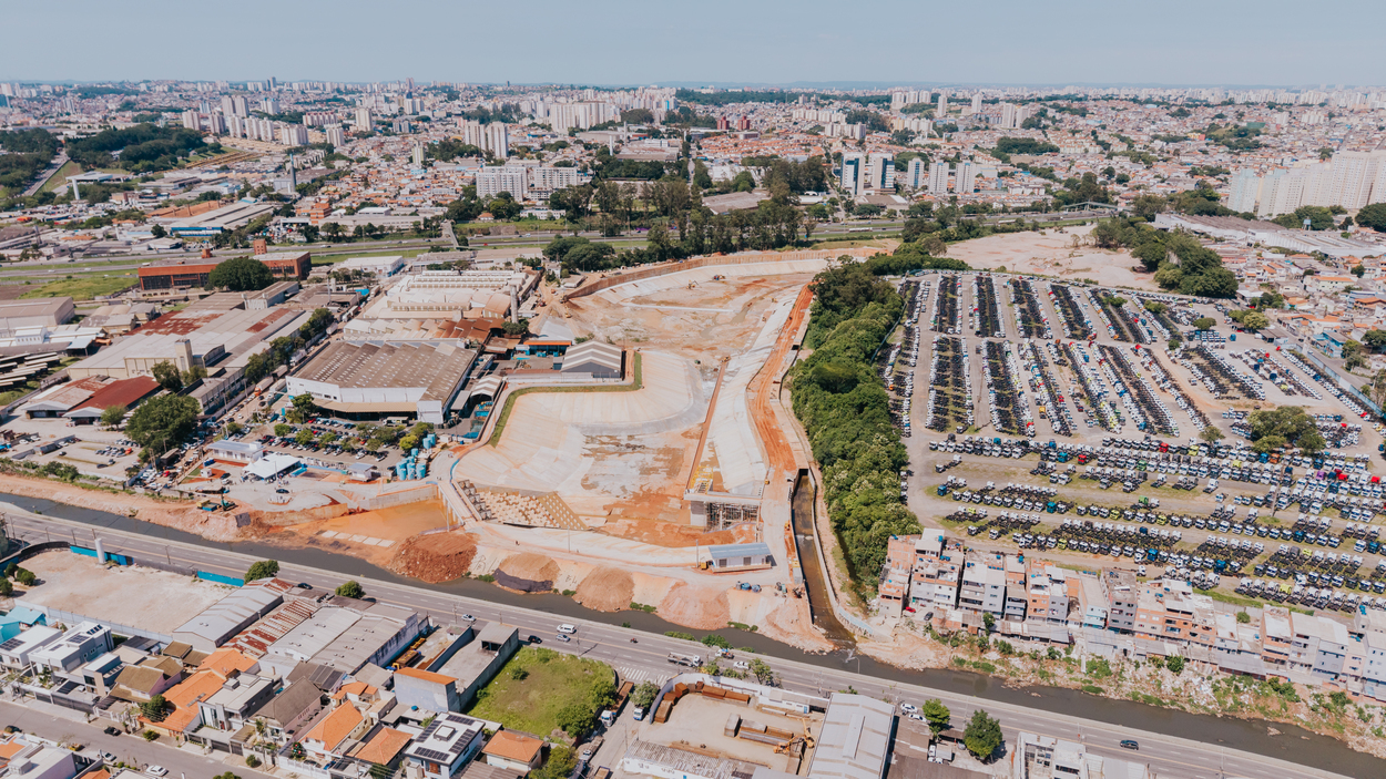 Com capacidade para armazenar até 900 mil m3  de águas pluviais, o equivalente a 360 piscinas olímpicas, o piscinão Jaboticabal contribui para o controle de inundações de uma área de até 100 km2 e vai beneficiar cerca de 1,5 milhão de pessoas no ABC e na capital.