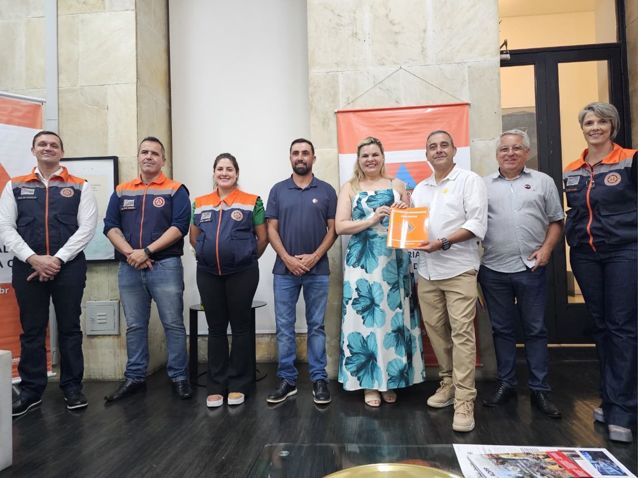 A assinatura do convênio contou com a presença da deputada estadual Carla Morando e do vereador de Ribeirão Pires, Rato Teixeira.