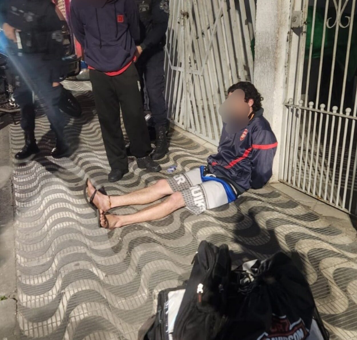 Motociclistas utilizavam bag para ocultar a placa da moto; abordagem resultou na apreensão de 48 porções de cocaína