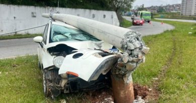 Motorista colide contra poste e interdita alça de acesso da Anchieta ao Terra Nova II em São Bernardo