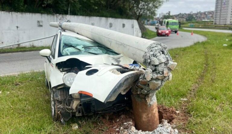 Motorista colide contra poste e interdita alça de acesso da Anchieta ao Terra Nova II em São Bernardo