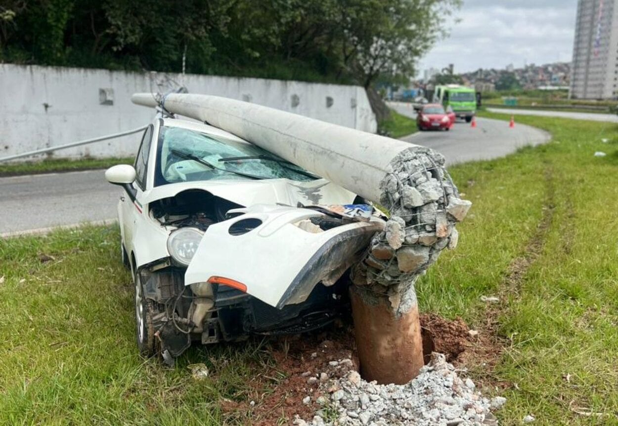 Acidente ocorreu na madrugada deste sábado (20); a condutora de 32 anos foi socorrida com escoriações  Hospital de Urgência. Foto: ABCD Jornal