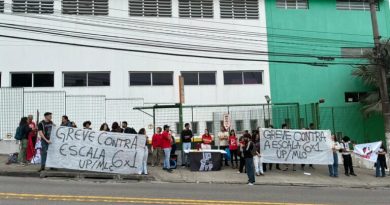 Movimento Luta de Classes e Unidade Popular realizam ato contra escala 6×1 em frente ao Joanin em SBC