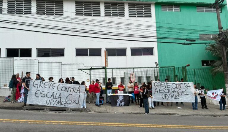 Movimento Luta de Classes e Unidade Popular realizam ato contra escala 6×1 em frente ao Joanin em SBC