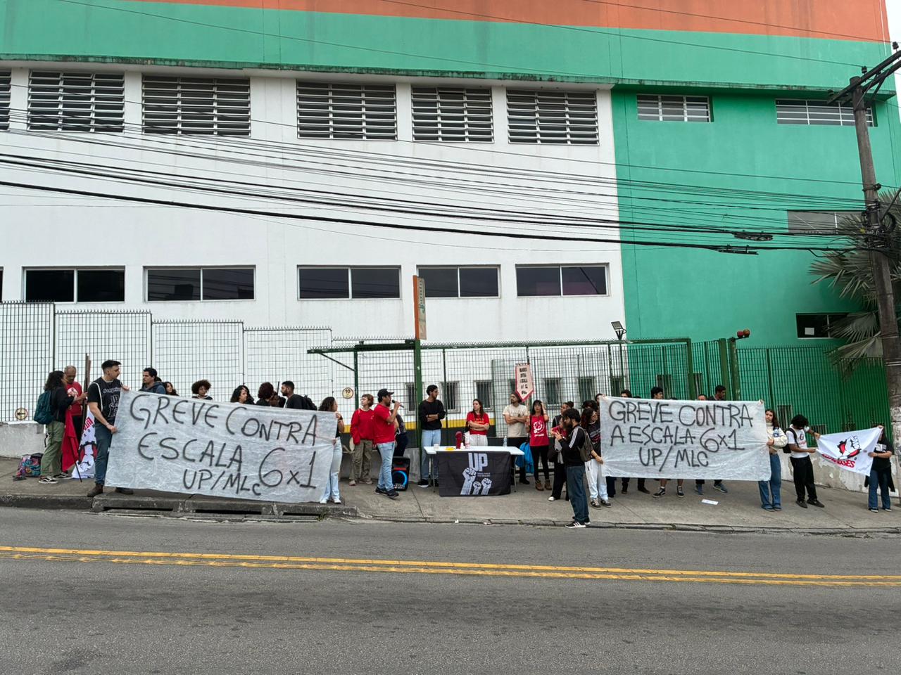 Movimento Luta de Classes e Unidade Popular realizam ato contra a 6x1 em frente ao supermercado Joanin em SBC