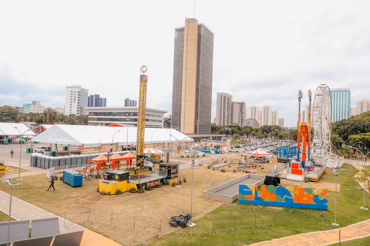 público também poderá curtir parque de diversões com carrinho de bate-bate, ‘free fall’ (espécie de elevador de queda livre), carrossel, mini montanha-russa para crianças, roda-gigante e kamikaze – atrações pagas.