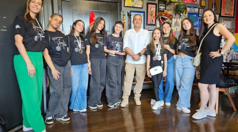 Núcleo de Dança Karen Kihara é recebido por Guto Volpi após destaque em competição internacional