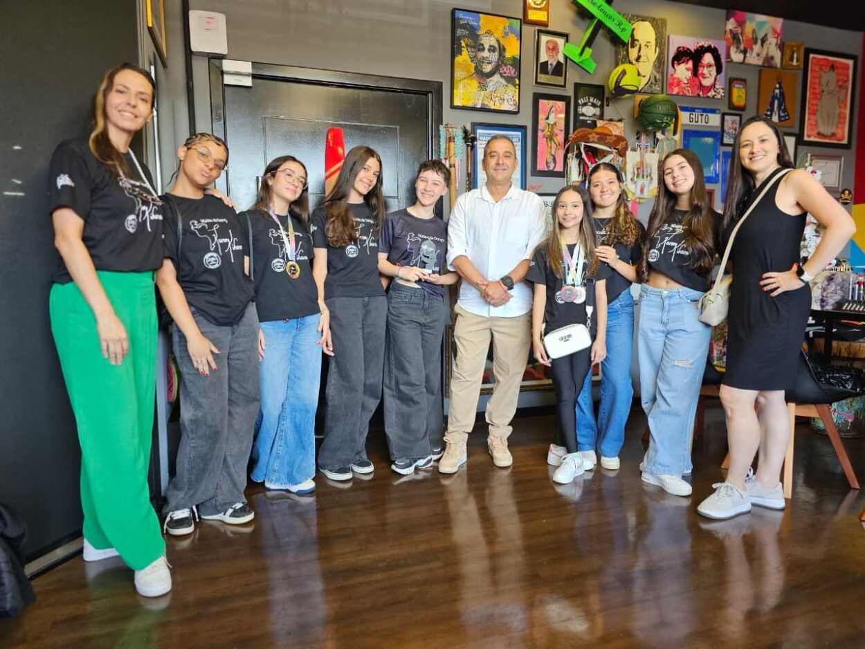 Núcleo de Dança Karen Kihara é recebido no Paço Municipal após destaque em competição internacional