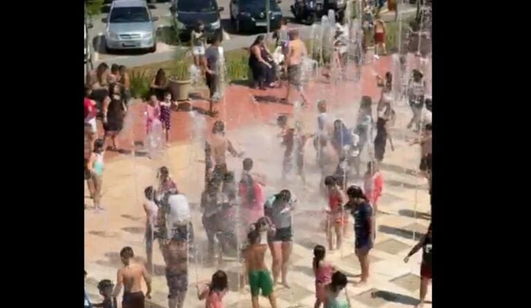 Onda de calor atrai centenas de crianças à fonte interativa do Paço em São Bernardo