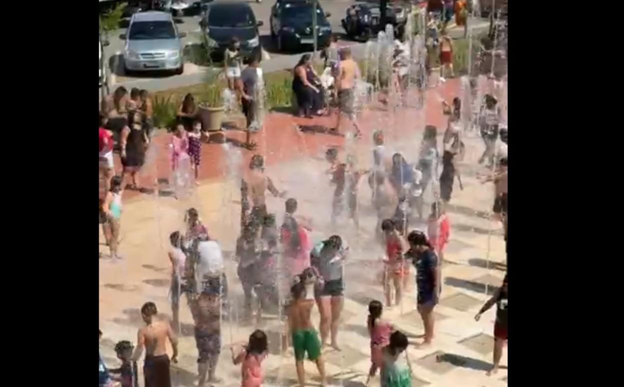 Onda de calor atrai centenas de crianças à fonte interativa do Paço em São Bernardo
