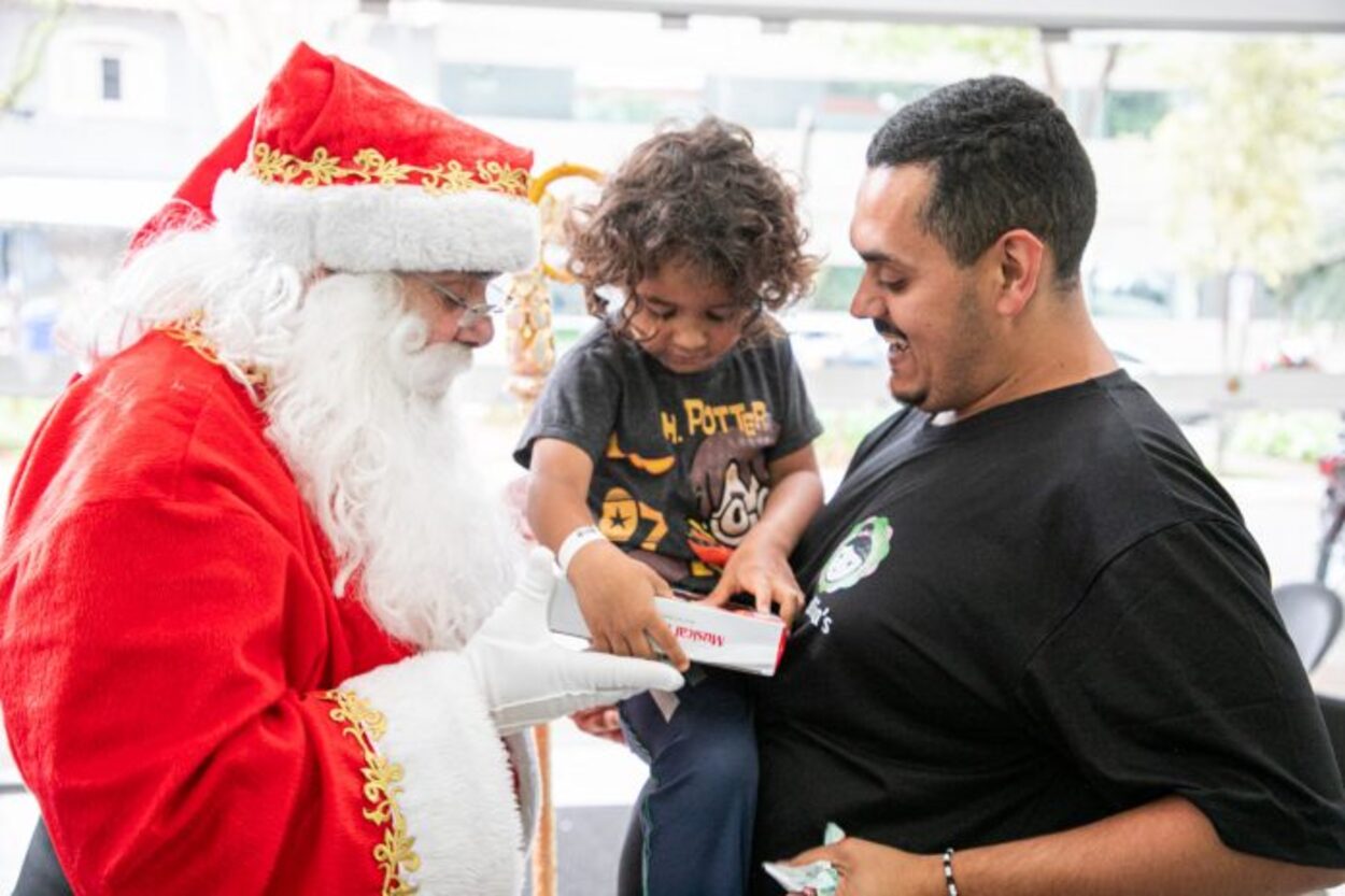 Papai Noel e palhaço alegram crianças no Complexo Hospitalar de São Caetano